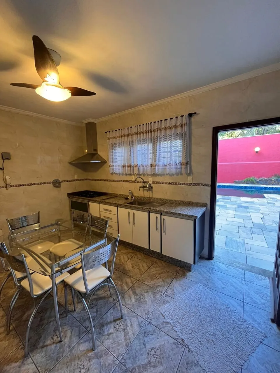 Imagem "Ampla Residência com 6 Dormitórios no Condomínio Residencial Isaura"