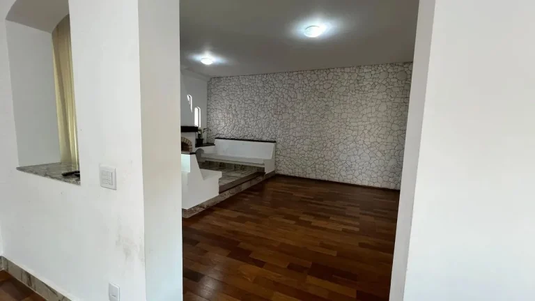 Imagem Casa Comercial para Locação no Jardim Santa Rosália, Sorocaba-SP: 2 Quartos, 2 Suítes, 2 Salas, 3 Banheiros, 300m².