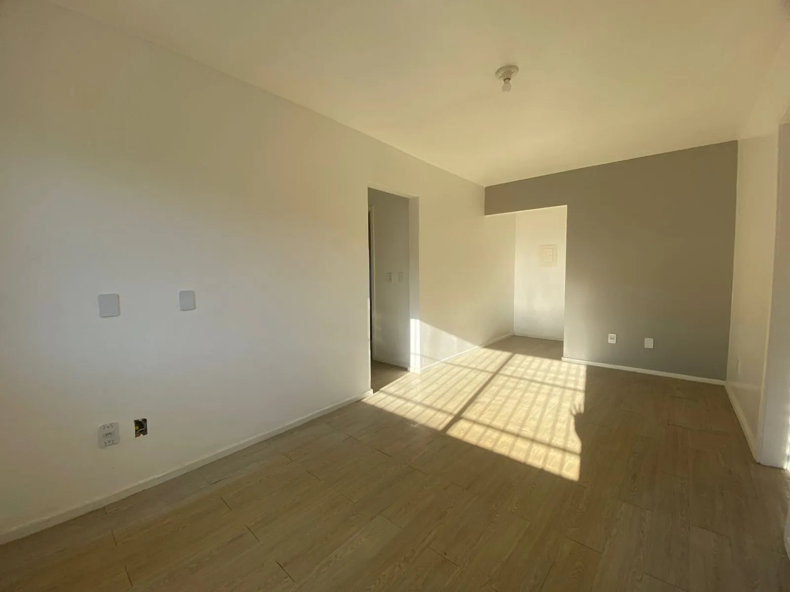 Imagem Apartamento 2 Dormitórios com Garagem Coberta à Venda no Bairro Teresópolis - Amplo, Arejado e de Frente, 67m2