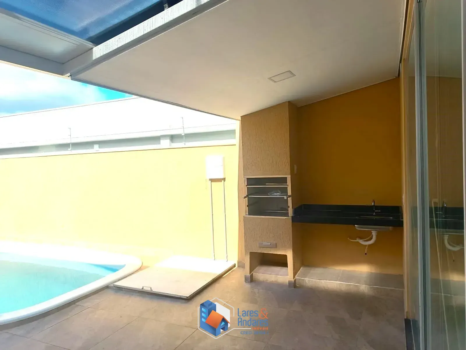Imagem CASA À VENDA, COM 190M² 3 DORMS (1 SUÍTE) 5 VAGAS, PISCINA, CHURRASQUEIRA - RESIDENCIAL CALIFÓRNIA GARDEN, SÃO SEBASTIÃO DO PARAÍSO, MG