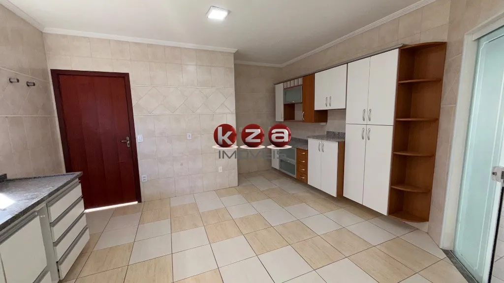 Imagem Casa térrea em Condomínio Residencial Maria Regina, Valinhos-SP: 3 quartos, 1 suite, 2 salas, 3 banheiros, 2 vagas, 222m².