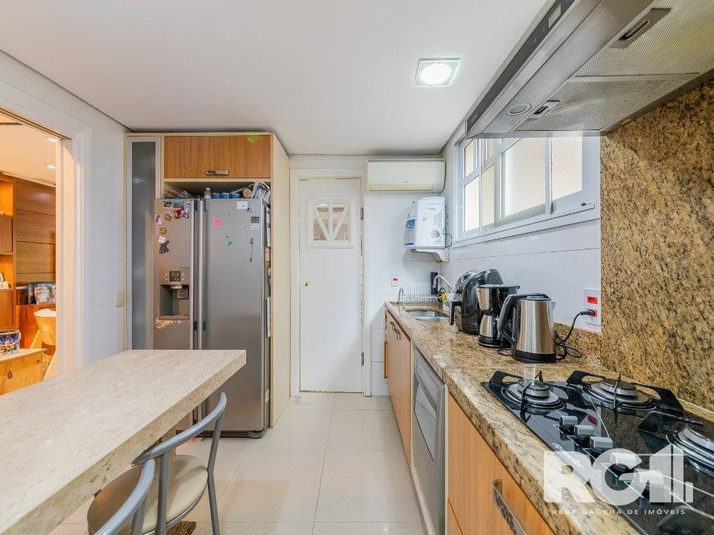 Imagem EXCLUSIVIDADE Belíssima casa de 4 suítes + gabinete no condomínio fechado Terra Mater com vista exuberante para o bosque, próximo da portaria e infraestrutura.