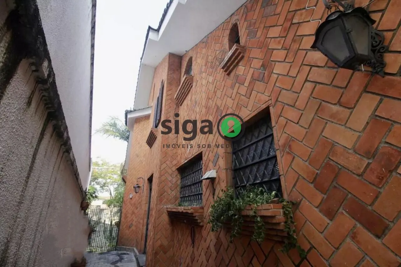 Imagem Casa a venda de 700 metros 6 dormitórios sendo 4 suítes 4 salas 9 vagas no Guedala