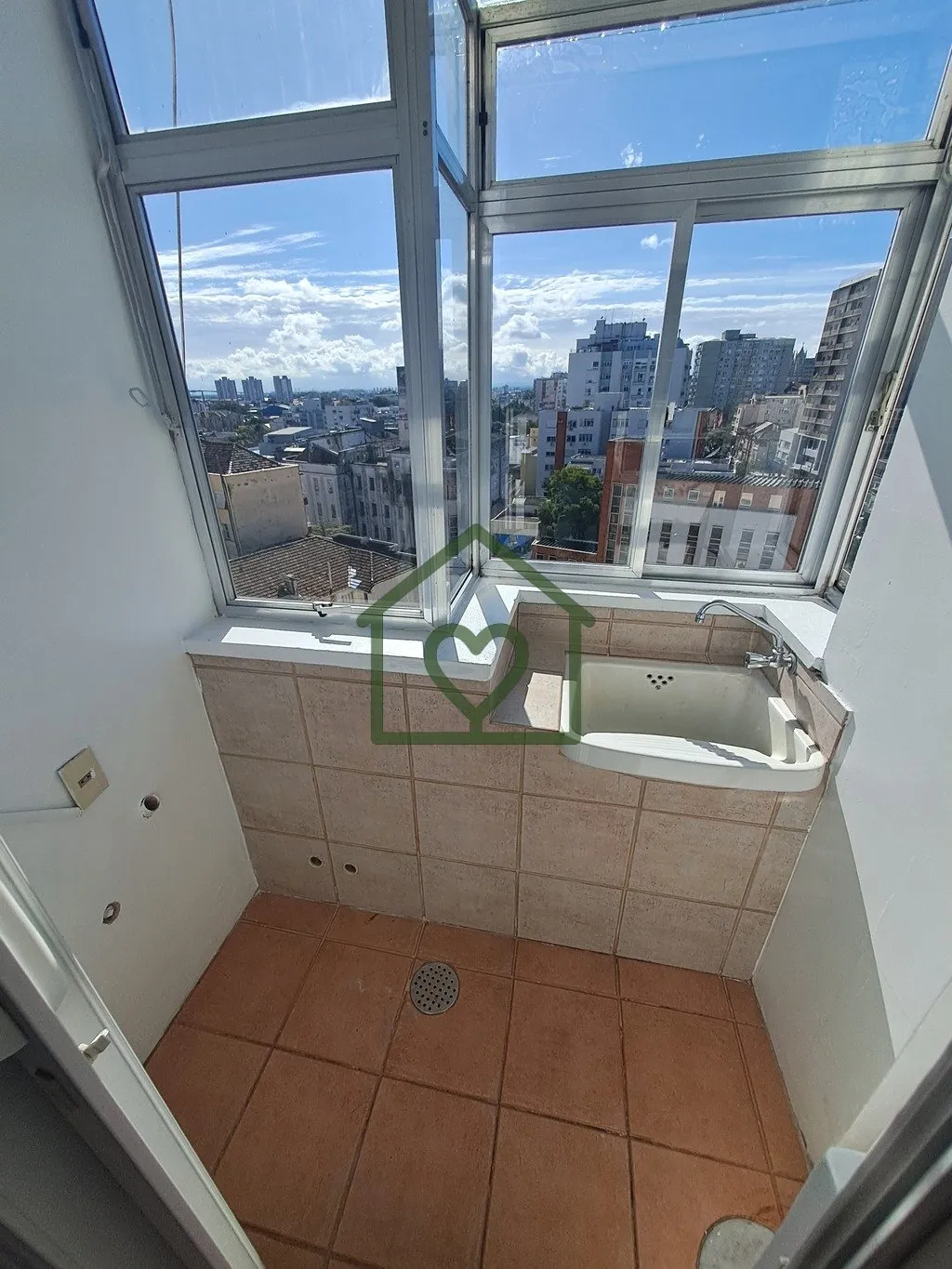 Imagem Apartamento reformado em frente ao Zaffari da Cristóvão Colombo com 1 dormitório e móveis sob me...