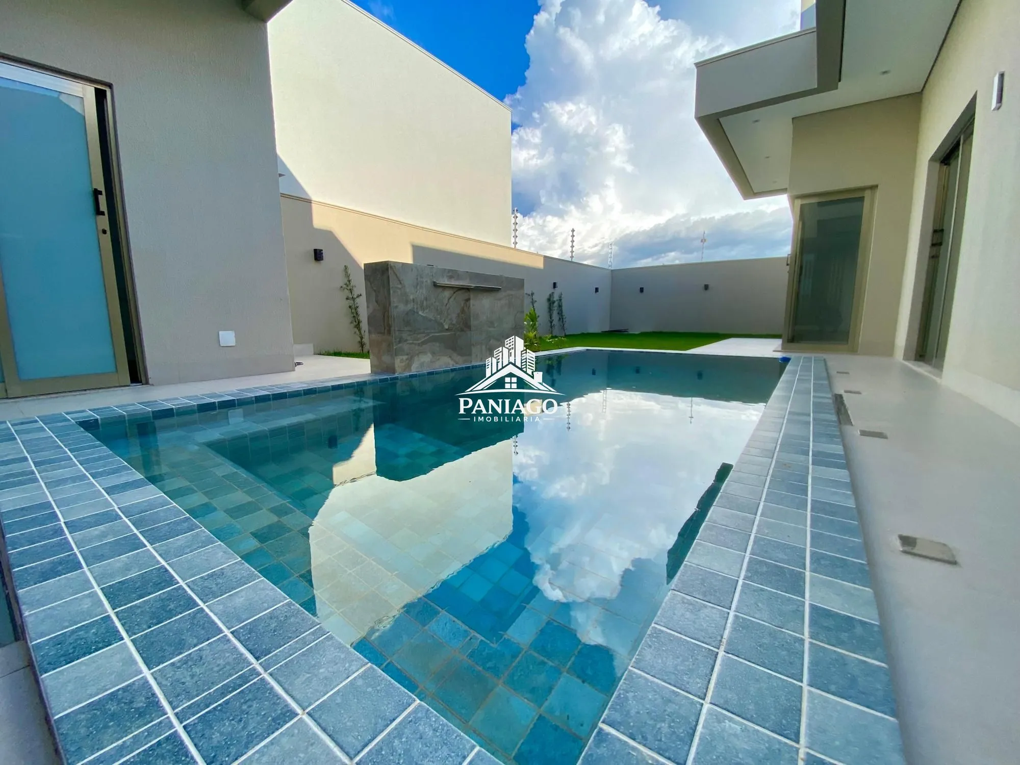Imagem Casa de alto padrão com 3 suítes, cozinha gourmet e piscina com cascata