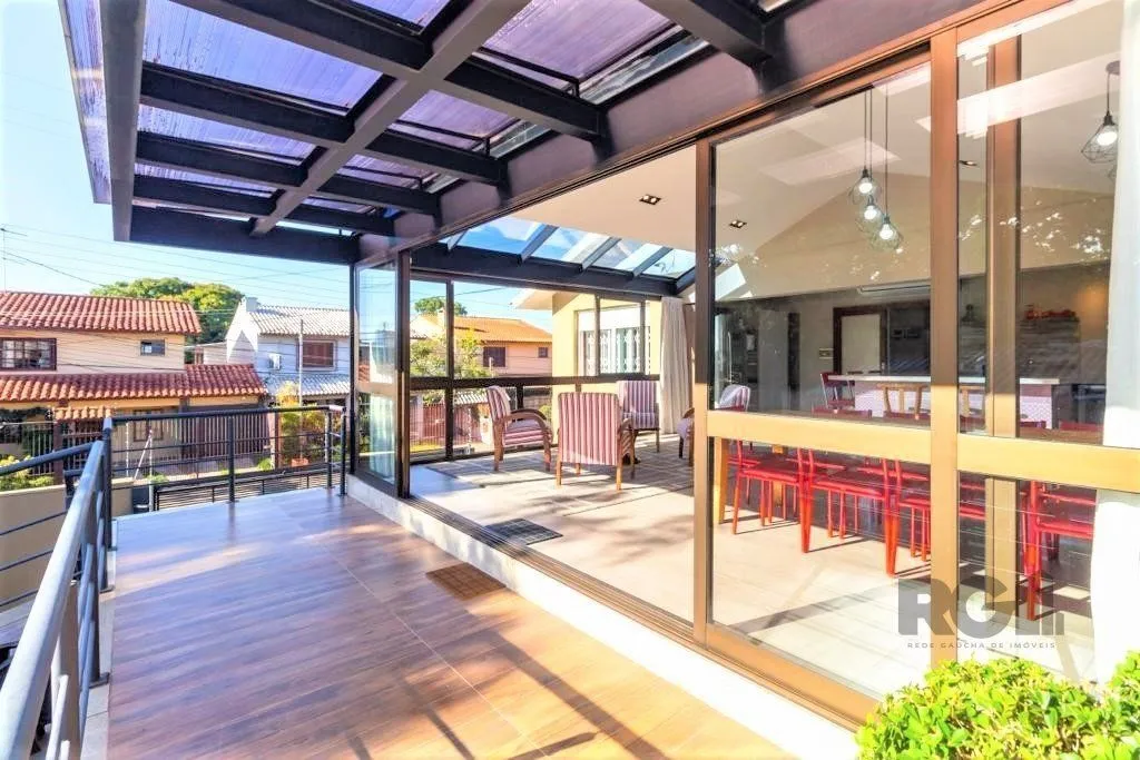 Imagem Casa de 380m², bairro Guarujá