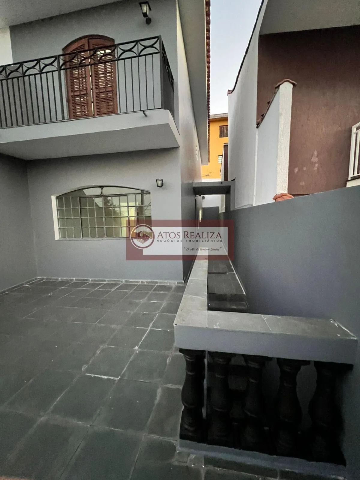 Imagem Vendo Oportunidade no em Interlagos região da cidade Dutra. Sobrado de 108m², imóvel com 2 Suítes, 1 com varanda, Cozinha ampla, Sala de estar, Sala de Jantar, Lavabo, Churrasqueira com cobertura Tetratil Zetaflex, quintal, 2 vagas de garagem cobertas com
