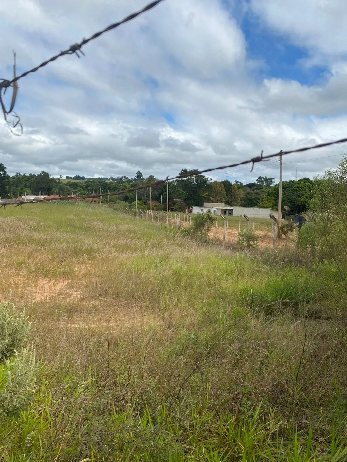 Imagem Terreno à venda na rua principal de Sarapuí