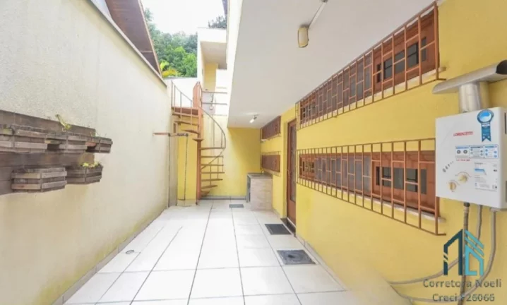 Imagem Casa com edícula a venda, 04 quartos sendo 02 suítes, no Bairro Guabirotuba em Curitiba PR
