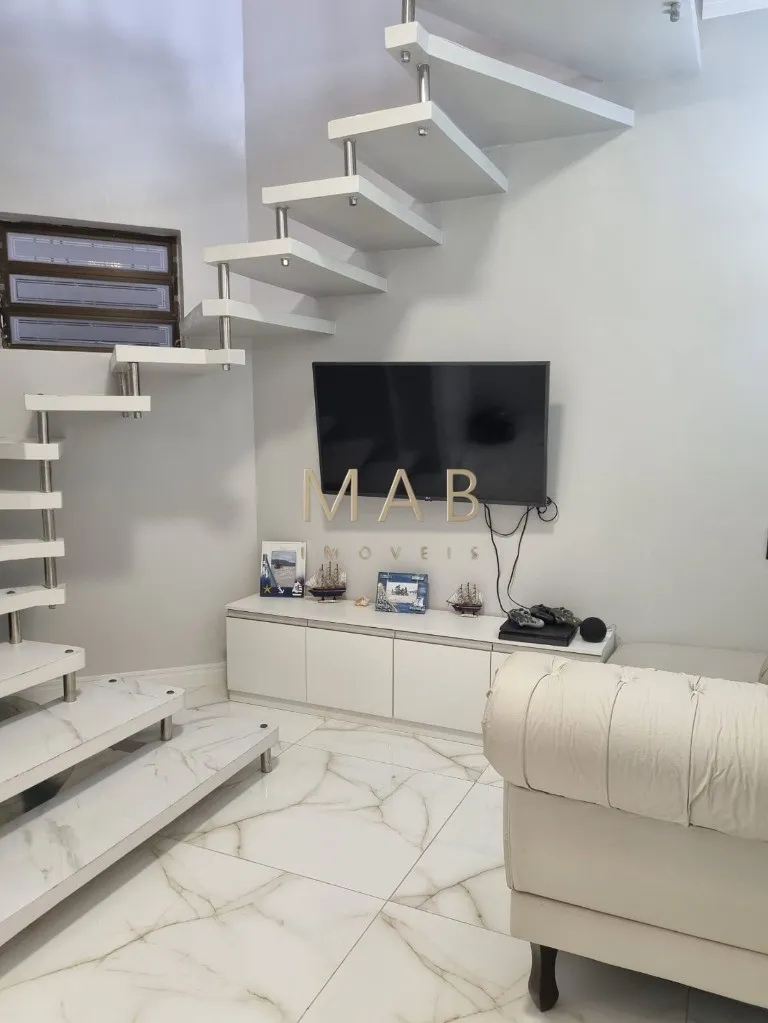 Imagem TRIPLEX FRENTE MAR NA PRAIA DOS INGLESES | FLORIANÓPOLIS Existem imóveis bonitos? E existem imóveis que despertam desejo no primeiro olhar.
