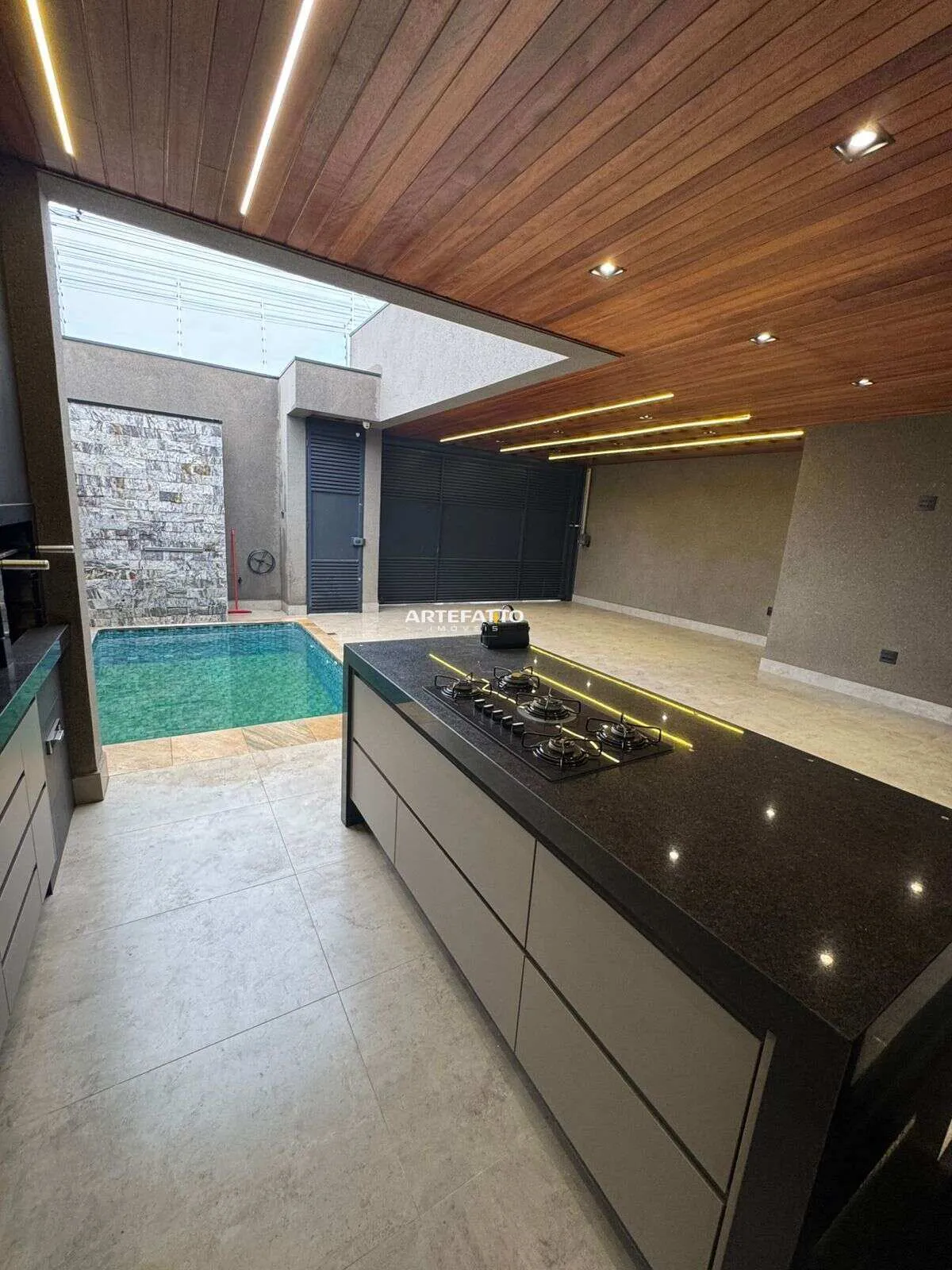 Imagem Linda residência a venda com piscina de porteira fechada no Primo Meneghetti 2