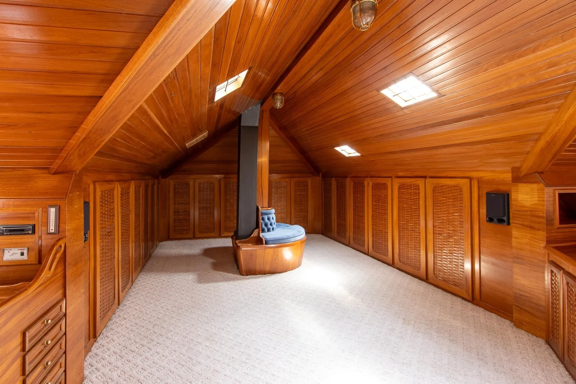 Imagem Casa com 2 dormitórios 3 banheiros. lareira e churrasqueira, e com arquitetura moderna.