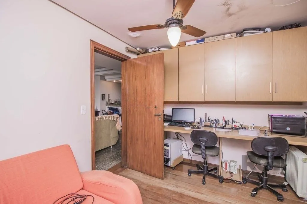 Imagem Casa de 329m² - 4 dormitórios, 1 suíte, 6 vagas no bairro Vila Jardim
