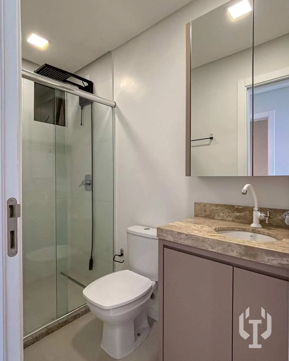 Imagem Apartamento semimobiliado com 2 suítes em Itapema