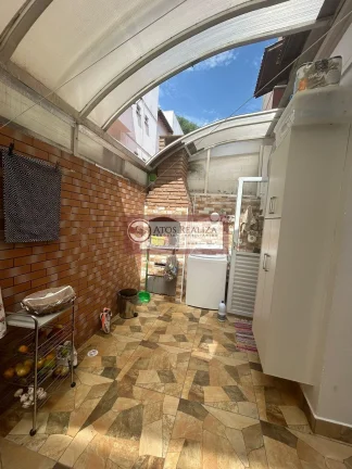 Imagem Exclusivo: CASA DE CONDOMÍNIO A VENDA NO JARDIM SÃO LUIZ. Vendo casa em condomínio fechado, Com 127m² de áreas construída, São 3 Dormitórios, sendo 1 Suíte, 2 salas, 2 banheiros e 1 lavabo, 2 vagas de garagem, quintal com cobertura total de policarbonato,