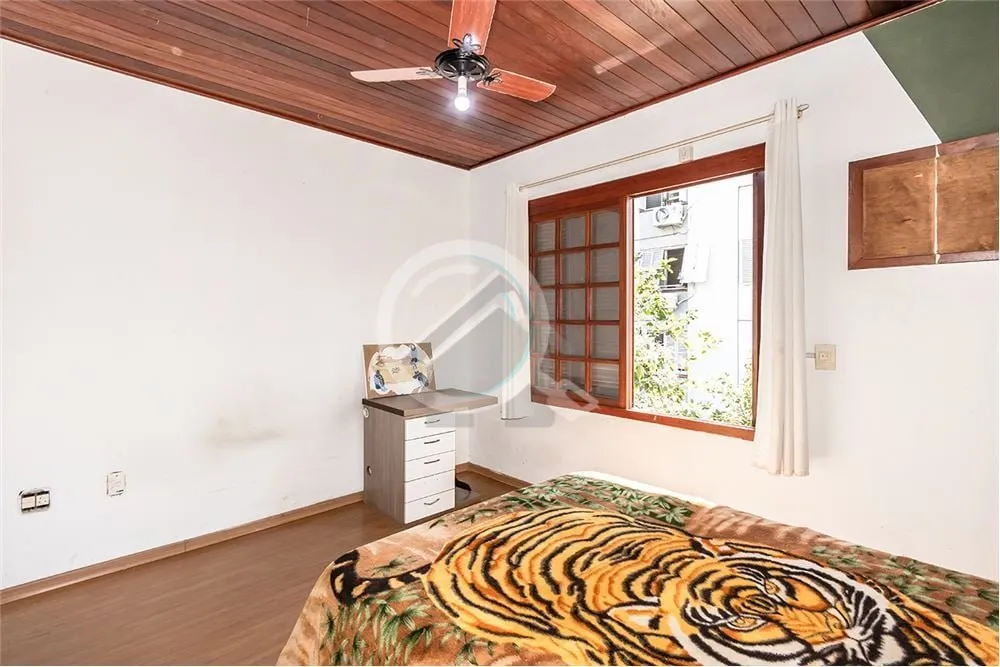 Imagem Esta espaçosa casa, localizada na rua Botafogo, oferece uma oportunidade única tanto para residên...