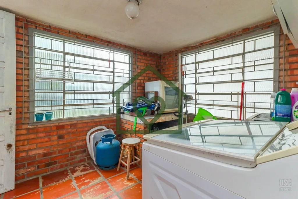 Imagem Bem-vindo a esta encantadora casa à venda em Porto Alegre, situada no coração do bairro Santo Ant...