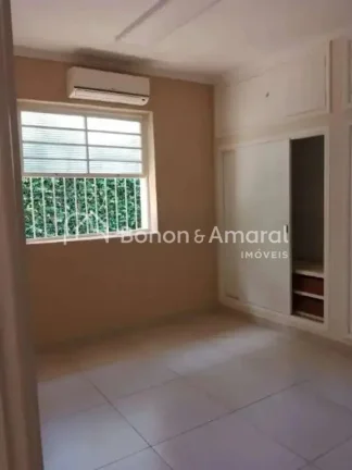 Imagem Excelente oportunidade para quem busca um imóvel amplo, bem conservado e com localização estraté...