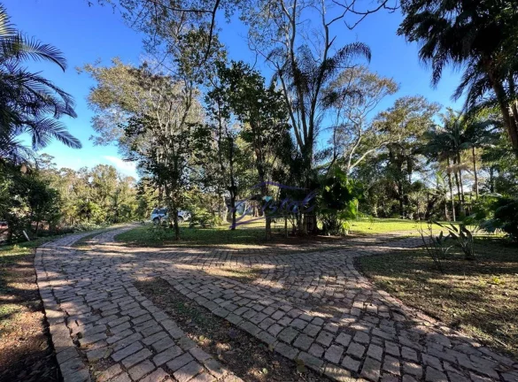 Imagem Casa Térrea com Gourmet, Hóspede, Cocheira, Ateliê e Caseiro.