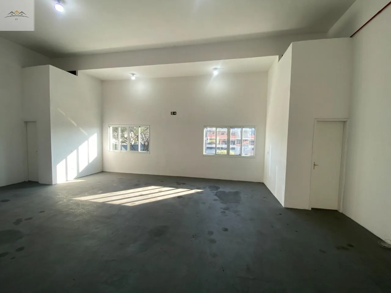 Imagem Salão comercial para locação em Osasco na Av. Santo Antônio 220m² pé direito 5,80m