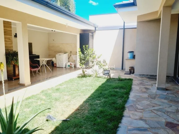 Imagem Sobrado com 4 quartos (sendo 2 suítes, uma delas no térreo), 264 m² construídos, no Condomínio ...