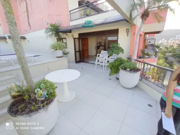 Imagem Locação anual - 3 dormitórios com armários, sendo 2 suítes, sala ampla para 2 ambientes com sacada, despensa, banheiro social, lavabo, cozinha com armários planejados