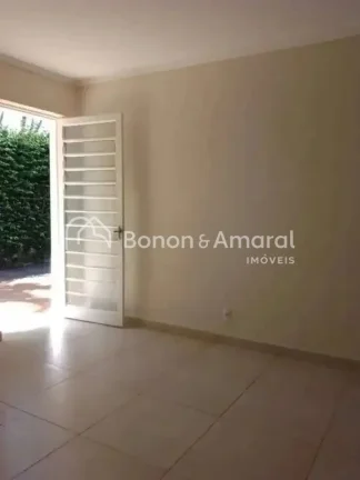 Imagem Excelente oportunidade para quem busca um imóvel amplo, bem conservado e com localização estraté...