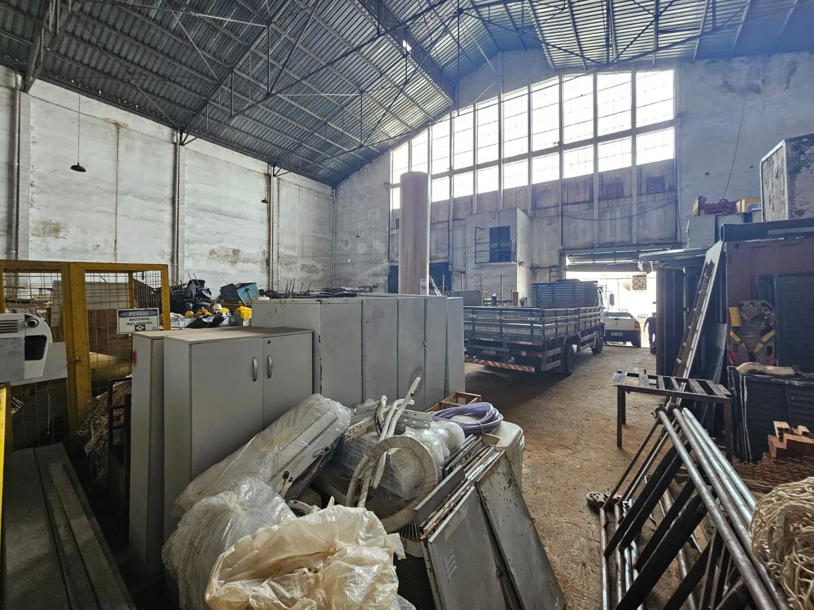 Imagem Pavilhão com 1036m2 próximo as Ferramentas Gerais