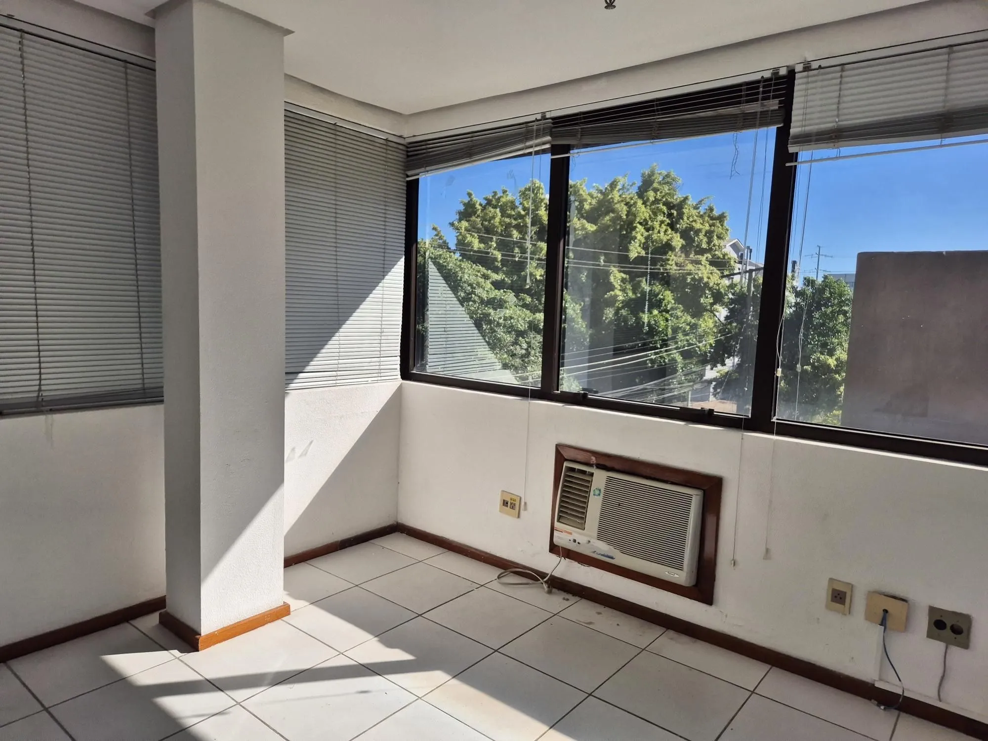 Imagem Sala com 6 divisórias e 2 vagas