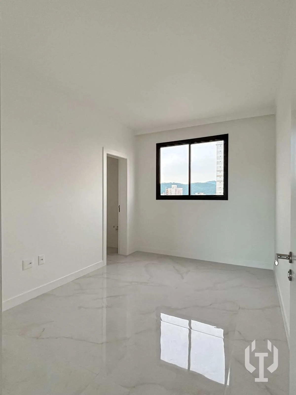 Imagem Apartamento de 3 suítes e 3 vagas de garagem em Meia Praia
