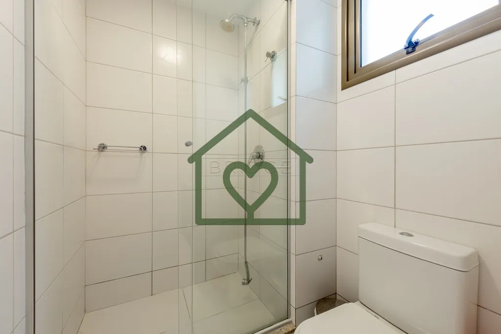 Imagem Bridge Imóveis vende com exclusividade BELISSIMO APARTAMENTO NO CLÁSSICO PETRÓPOLIS. 
Semimobilia...