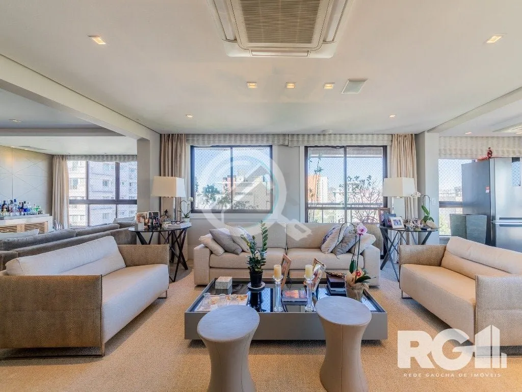 EXCLUSIVIDADE. Belíssimo apartamento com 245 m², mobiliado, com 3 suítes no bairro Moinhos de Ven...