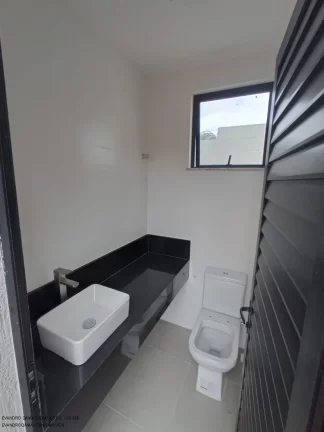 Imagem Luxuosa casa em condomínio à venda em Lauro de Freitas-BA, no bairro Buraquinho, com 4 quartos, 4 suítes, 2 salas, 1 banheiro, 2 vagas de garagem e 350m² de área.