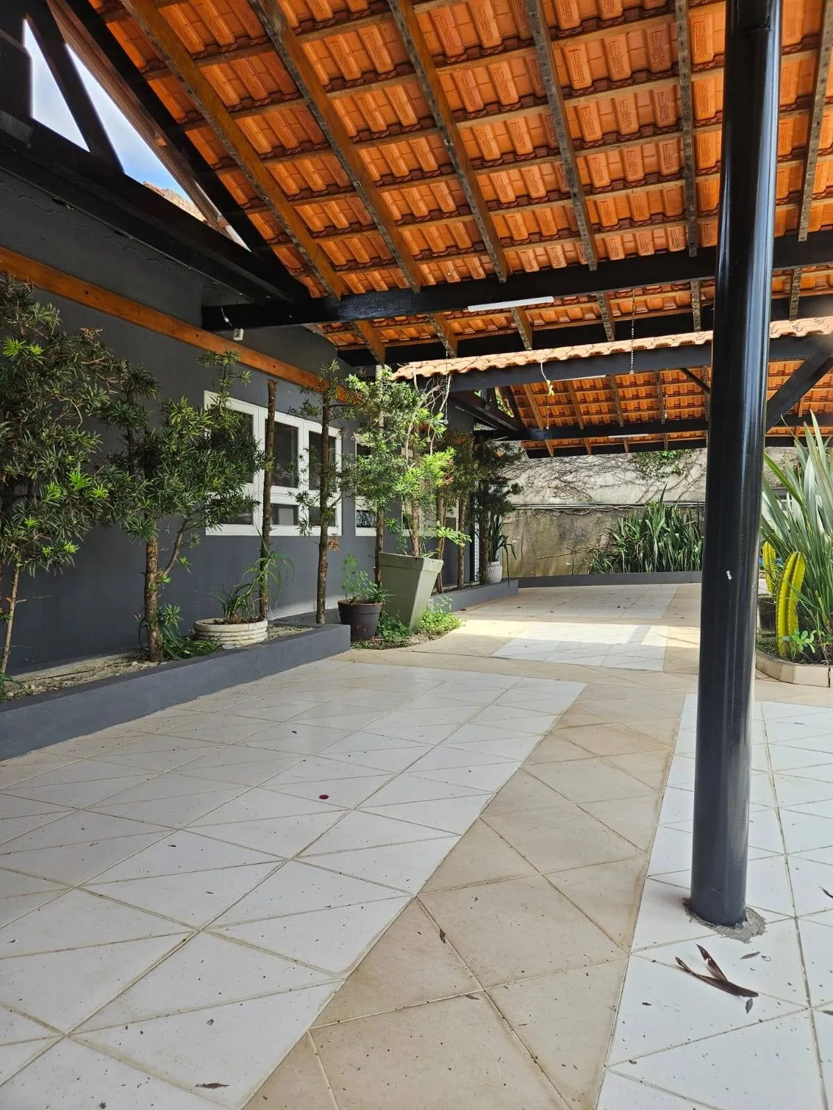 Imagem Linda Casa Nova em Higienópolis - 700m² de Terreno, 4 Suítes e Área de Lazer Completa