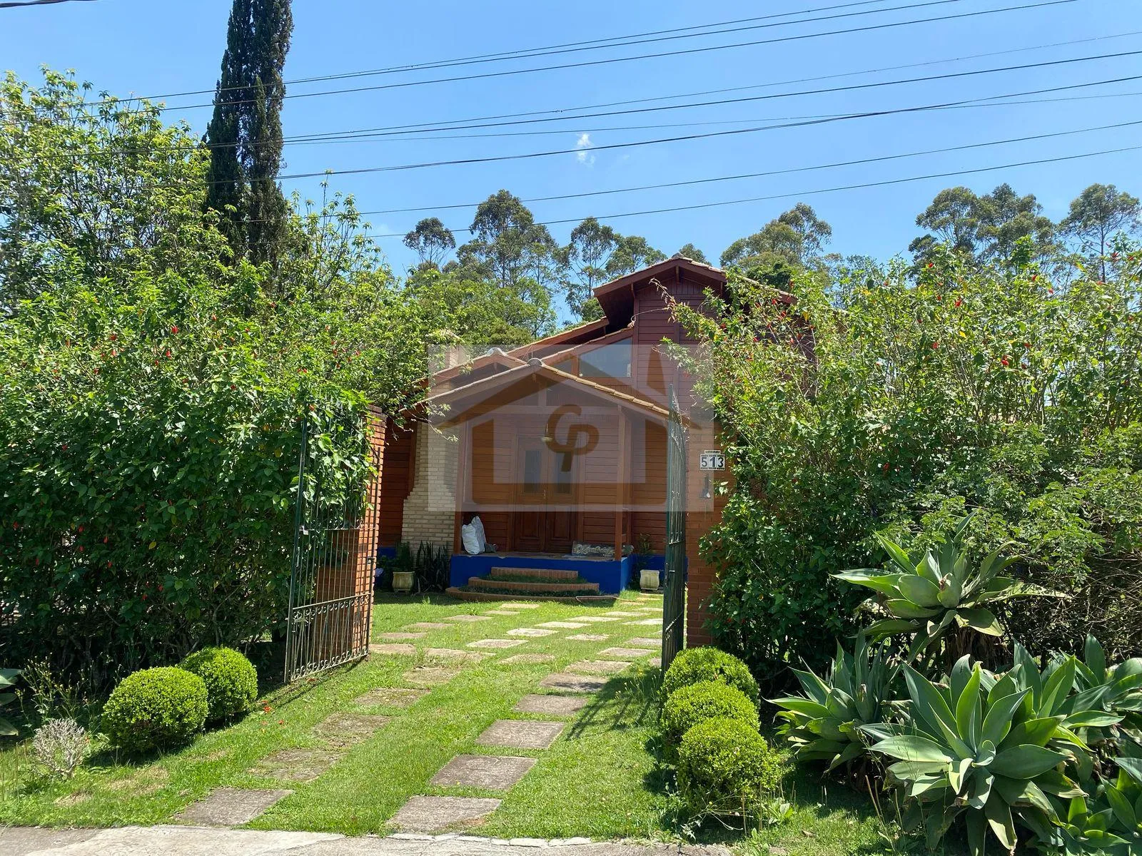 Imagem Casa mista com belo jardim 3 quartos sendo um suíte, 5 vagas. Rústico que encanta!