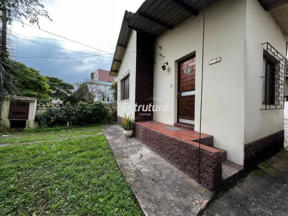 Amplo terreno com 3 residencias para moradia em Santa Maria - RS