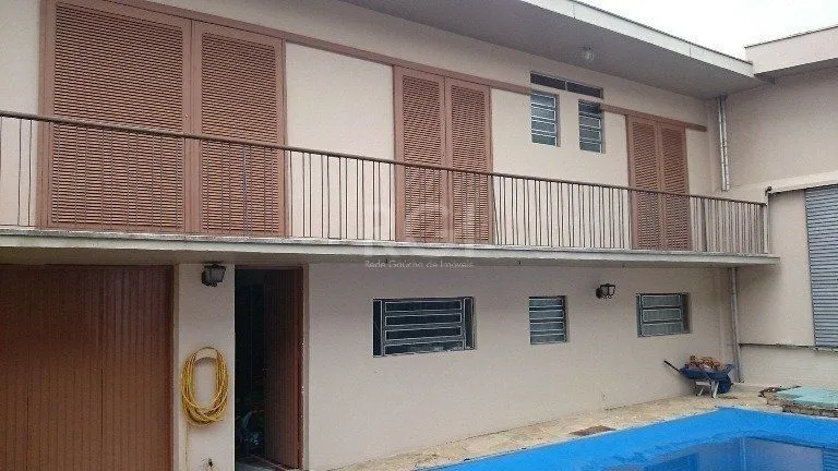 Imagem Casa com 4 dormitórios no Bairro Guarujá