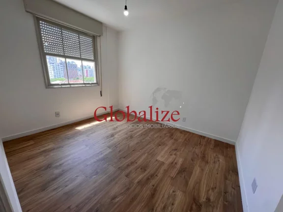 Imagem Apartamento com 2 suítes, vaga demarcada, elevador, todo reformado, amplo no Marapé em Santos por R$ 560.000,00