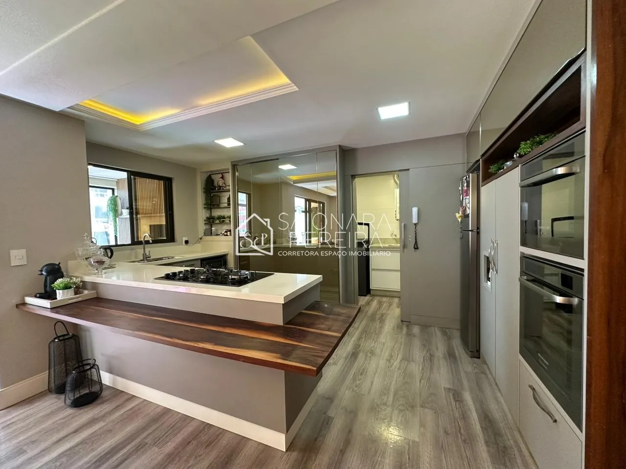 Imagem "Venha conhecer nosso espaçoso apartamento de 140m², 3 quartos e sacada com churrasqueira! Condomíni