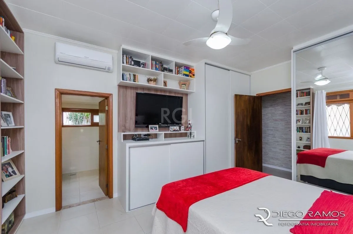 Imagem Casa para Venda - 216m², 4 dormitórios, sendo 1 suites, 4 vagas - Menino Deus