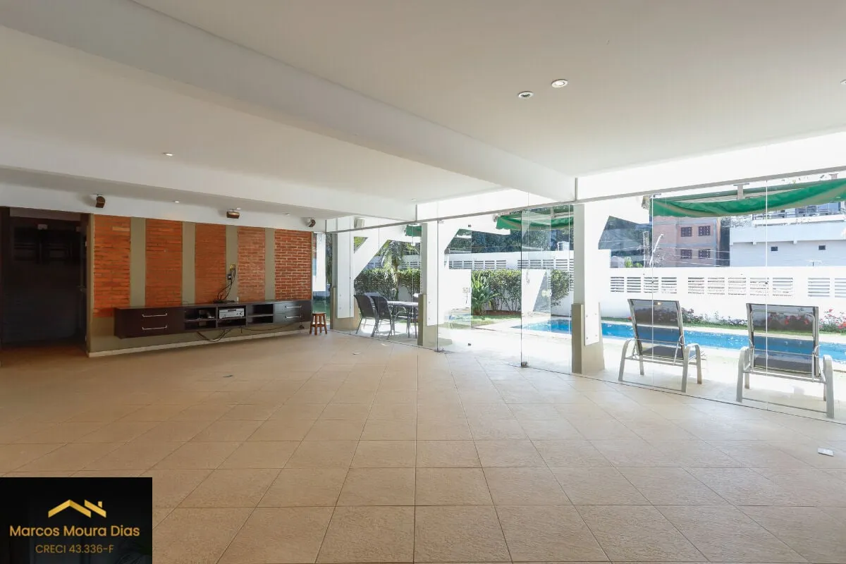 Imagem Casa no Sumaré com 3 Dormitórios ( 1 suíte), 359m² com Piscina, Elevador, Churrasqueira e 6 Vagas de Garagem