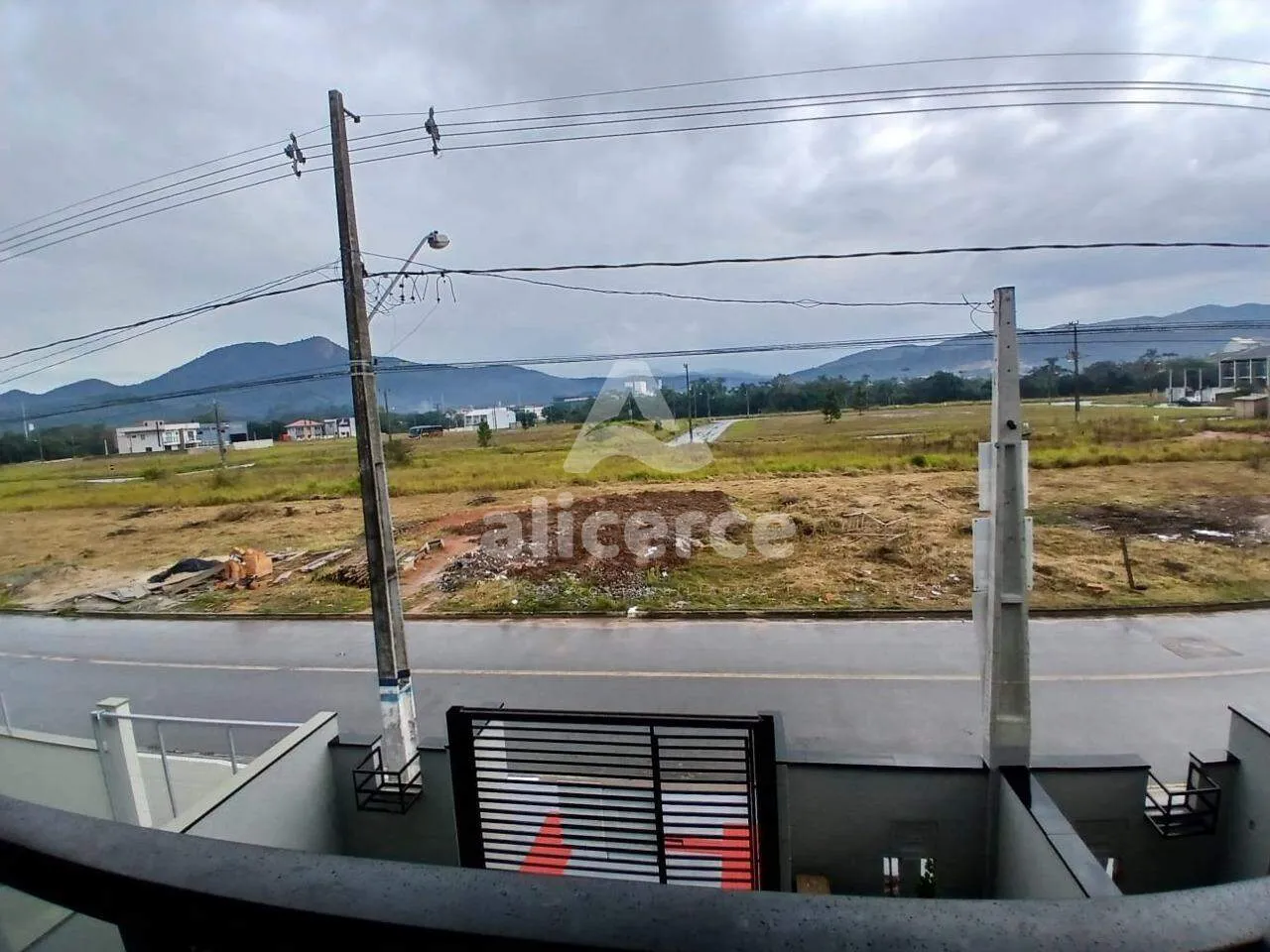 Imagem Sobrado com passagem lateral, 2 Suítes e churrasqueira, à venda no Sertão do Maruim - São José/SC