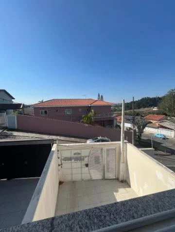 Imagem VENDA DE SOBRADO NO JORDANÓPOLIS, EM ARUJÁ/SP, 150m² com 2 suítes, sala de estar, quintal, edícula com banheiro e garagem para 2 autos. CONSULTE-NOS.