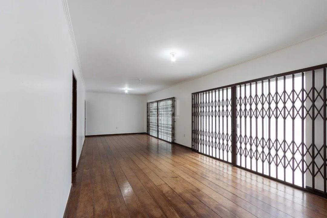 Imagem Casa para Venda - 454.7m², 5 dormitórios, sendo 1 suites, 8 vagas - Teresópolis