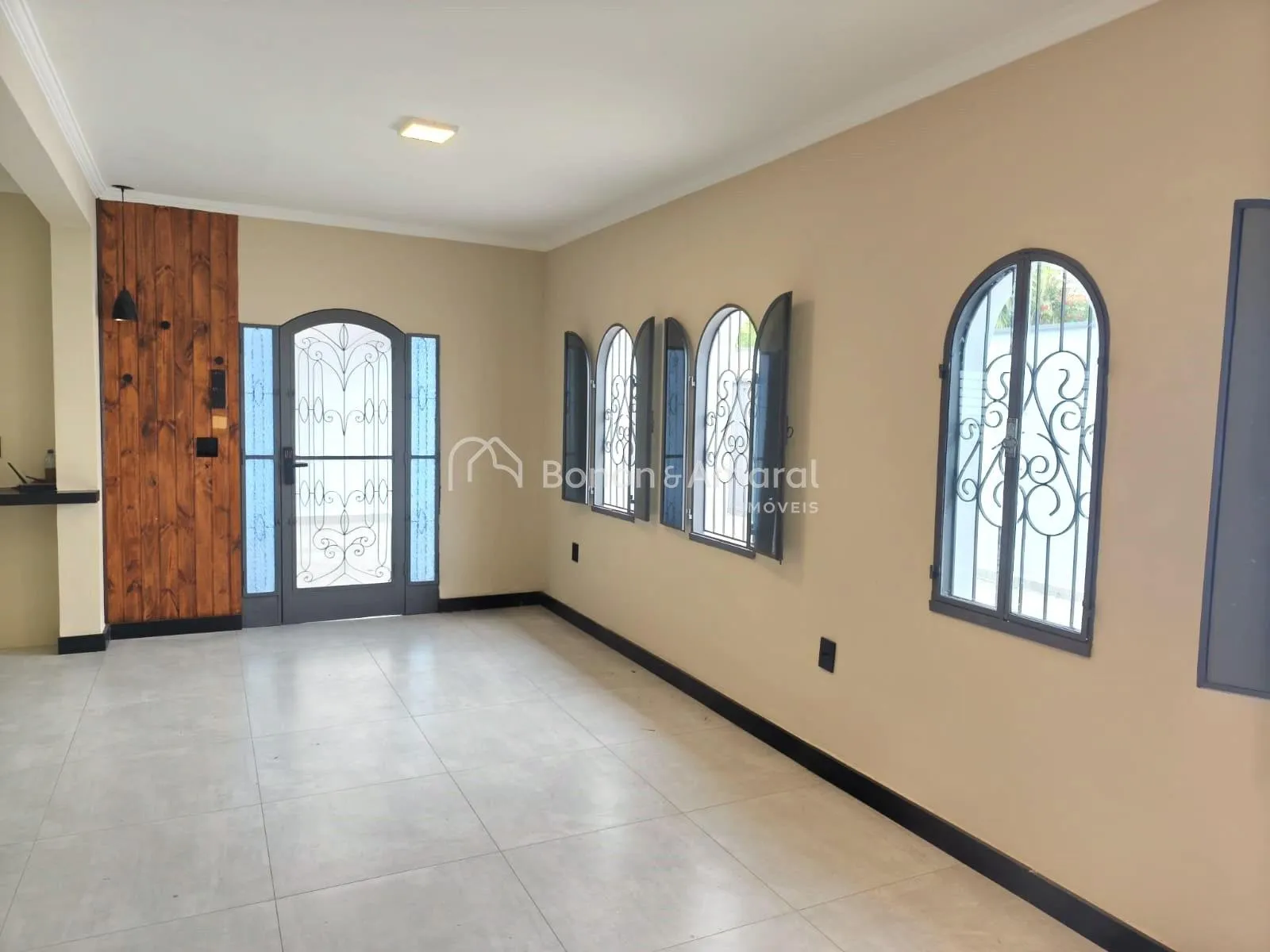 Imagem Casa Ampla com Duas Moradias Independentes, 4 Quartos, 6 Vagas e Quintal Espaçoso