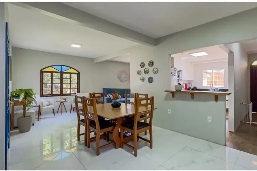 Imagem Casa térrea com 4 dormitórios, suíte e 2 vagas.