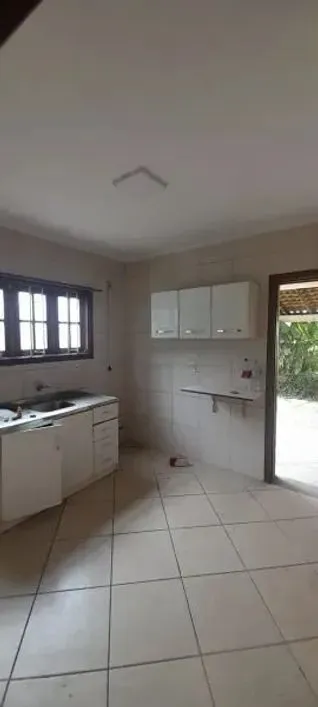 Imagem Casa térrea com 2 dormitórios, amplo pátio e 3 vagas.