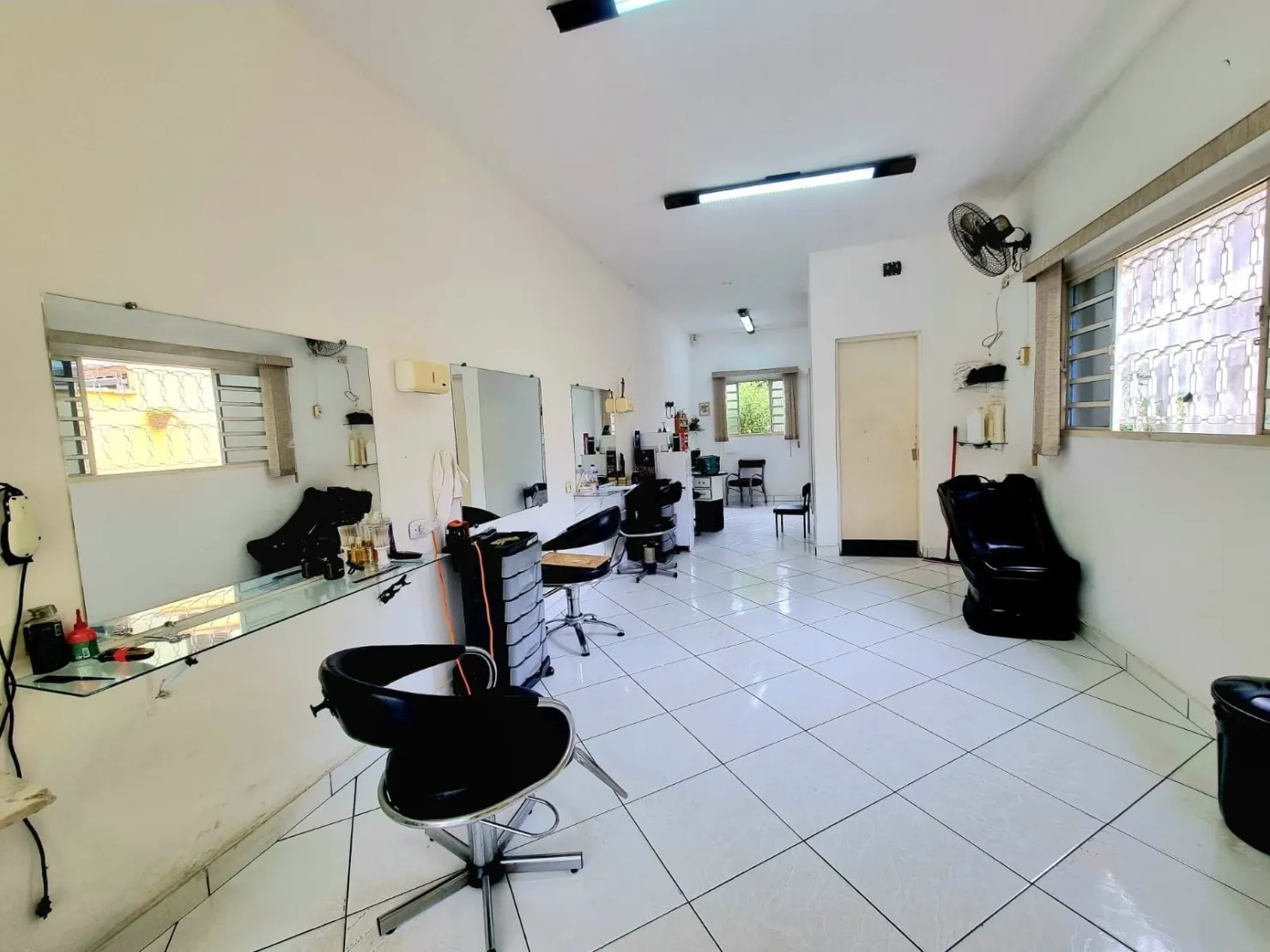 Imagem Linda Casa Térrea com Salão Comercial em Excelente Localização: 3 Dormitórios, Quintal Amplo e Tranquilidade Garantida a 5 Minutos do Centro da Cidade