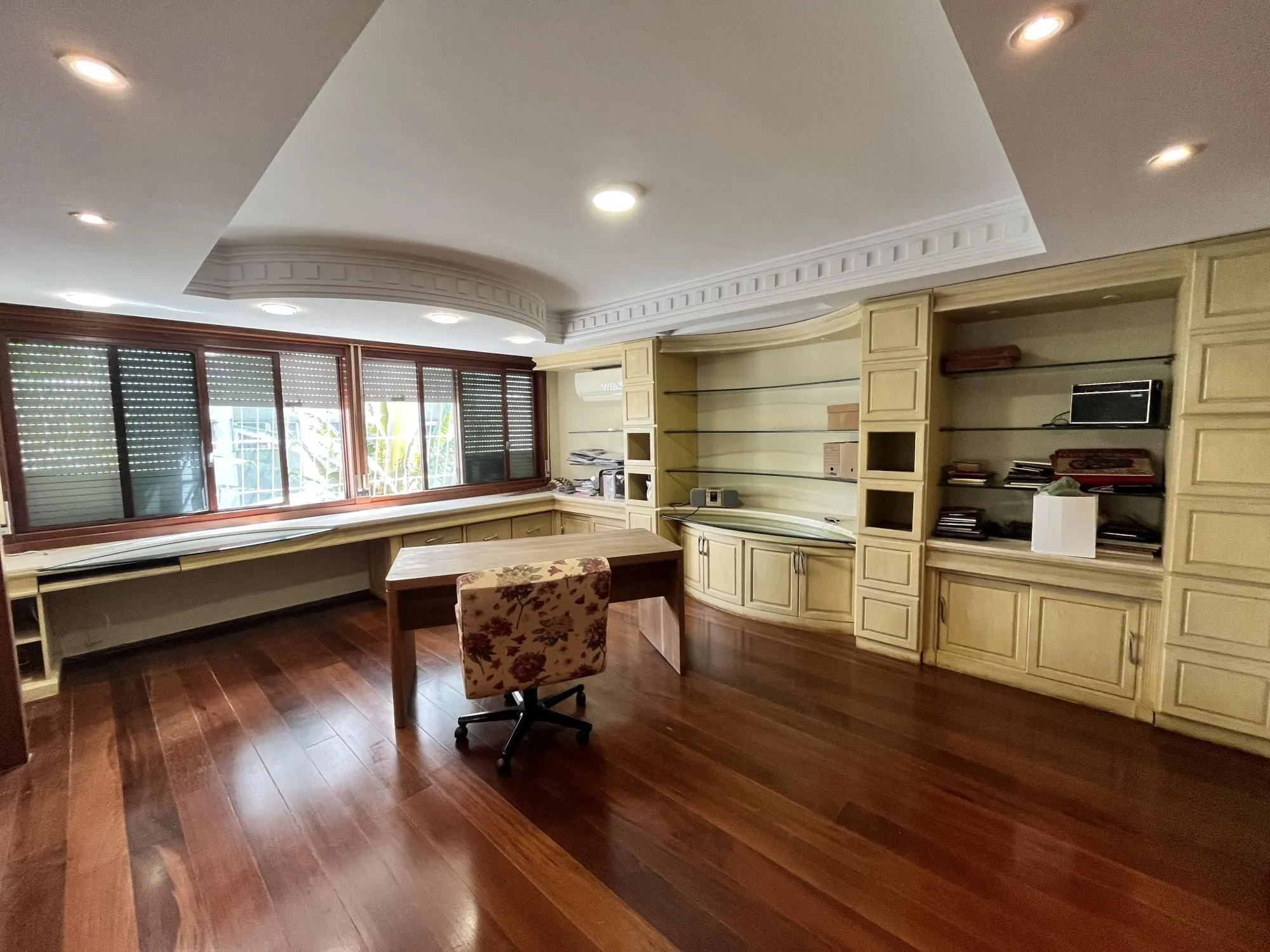 Imagem Apartamento de 4 quartos, suíte, amplo closet, dependência e 2 vagas de garagem