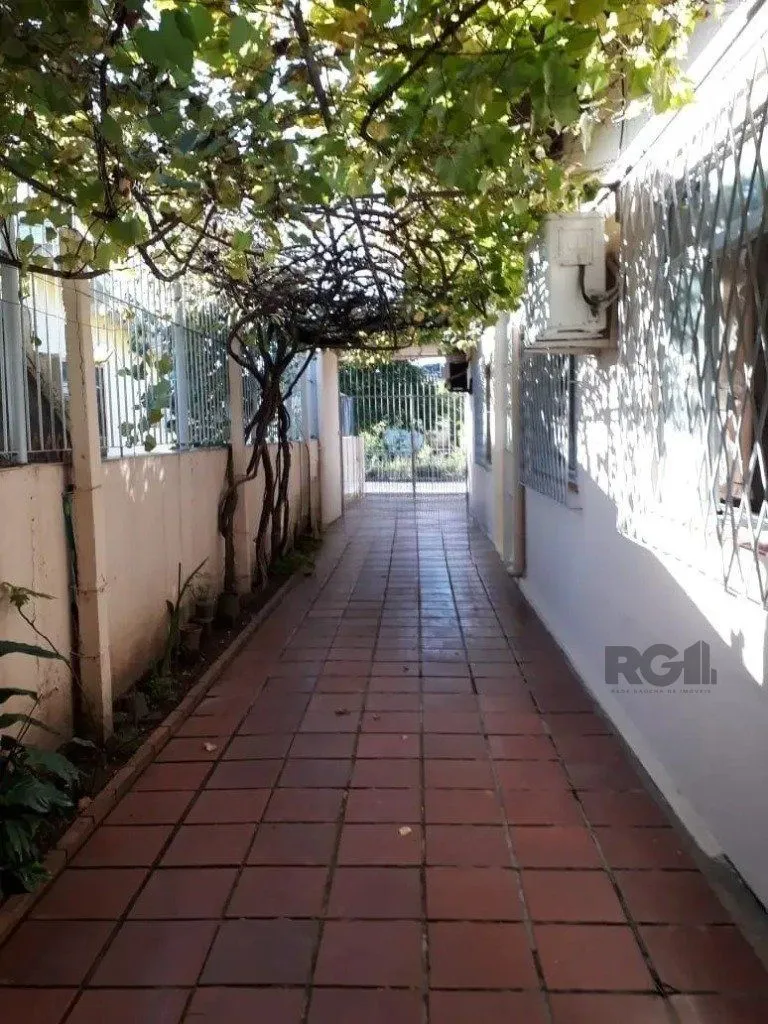 Imagem Casa com 5 dormitórios no bairro Passo das Pedras - Porto Alegre